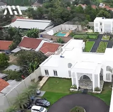 Akui 'Pakai' Dana Umat, 11 Potret Detail Mewah Rumah Baru Ustaz Solmed Ada Bioskop