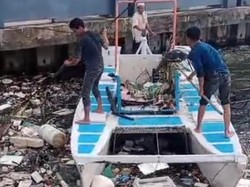Viral Sampah Menumpuk di Pantai Losari, Pemkot Makassar Langsung Bersihkan