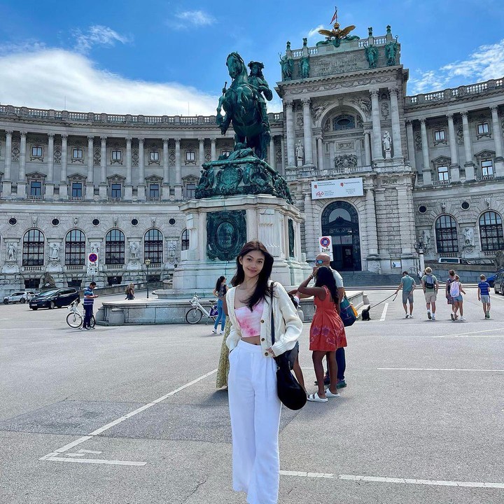 <p>Beberapa waktu yang lalu, membagikan aktivitas saat menjadi <em>student exchange</em> di Ceko. Di sana, Sasi ditugaskan di rumah sakit di bagian bedah dan transplantasi. (Foto: Instagram @sasiasmara) <br /><br /><br /></p>