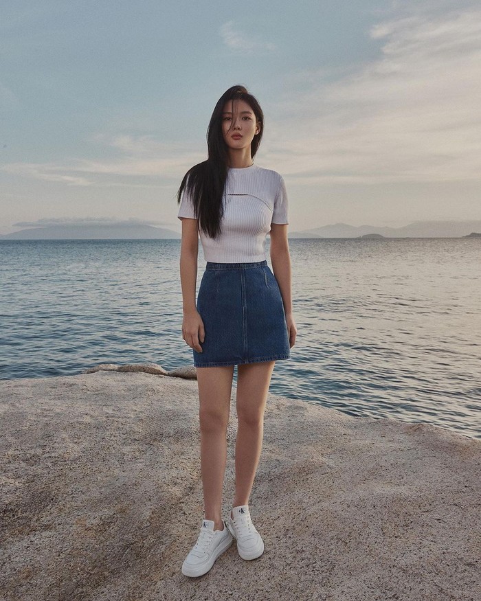 Seluruh koleksi pakaian musim semi dan musim panas dari Calvin Klein yang diluncurkan di tahun ini bahkan terlihat memesona dikenakan oleh Kim Yoo Jung yang mampu memancarkan berbagai aura penuh daya tarik./ Foto: instagram.com/you_r_love