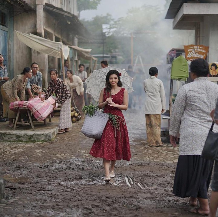 <p>Di film tersebut, Shaloom bermain sebagai Rahayu muda. Menariknya, versi dewasa Rahayu diperankan oleh ibunda sendiri, Wulan Guritno. (Foto: Instagram @sharazaaa)</p>