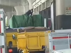 Polisi Selidiki Viral Komplotan Bajing Loncat Curi Besi dari Truk di Cakung
