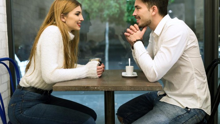 Tidak menggunakan ponsel saat kencan/Foto:freepik.com/nensuria