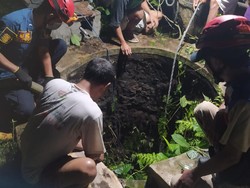 Byurr! Sapi Nyemplung Sumur di Klaten, Damkar Evakuasi Pakai Air Ribuan Liter