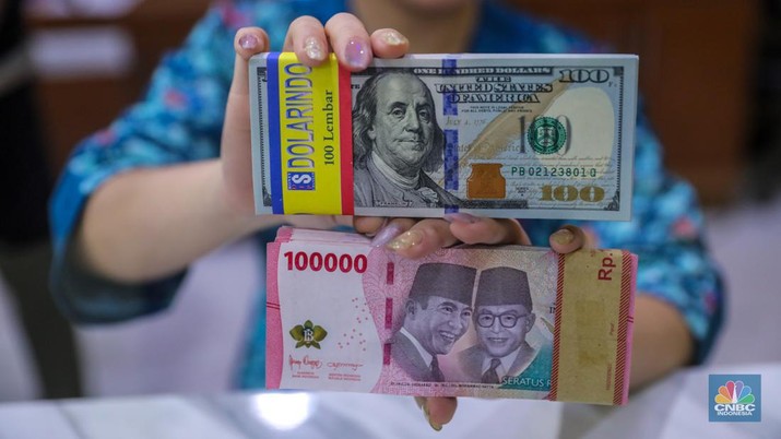 Uang dolar AS dan Rupiah. (CNBC Indonesia/Faisal Rahman)