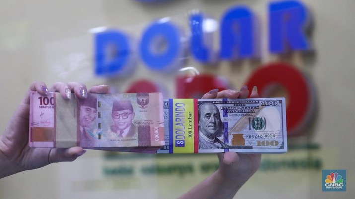Uang dolar AS dan Rupiah. (CNBC Indonesia/Faisal Rahman)