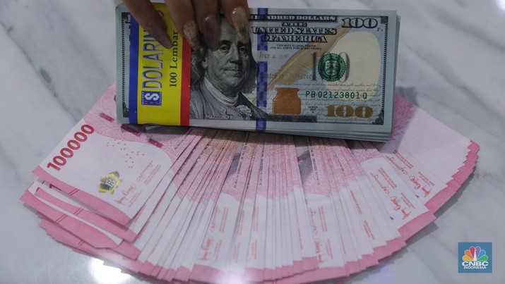 Uang dolar AS dan Rupiah. (CNBC Indonesia/Faisal Rahman)