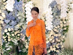 Gaya Yuki Kato Pakai Kebaya Oranye Milik Ibunya, Dikira Lamaran