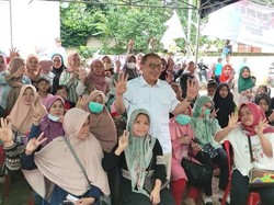 Caleg Gerindra Klarifikasi Bagi-bagi Uang Rp 5 Ribu: Buat Jajan Cilok Ibu-ibu