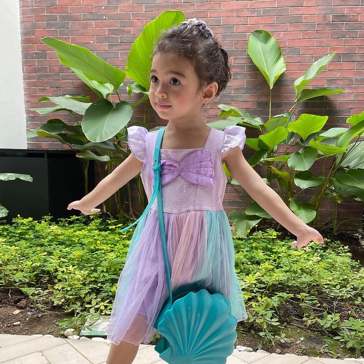 <p>"Putri duyung kecil ini tidak ingin pergi ke manapun tanpa tas dan sepatunya," tulis Rianti pada sebuah unggahan dengan emotikon hati berwarna ungu. (Foto: Instagram: @riantic)</p>