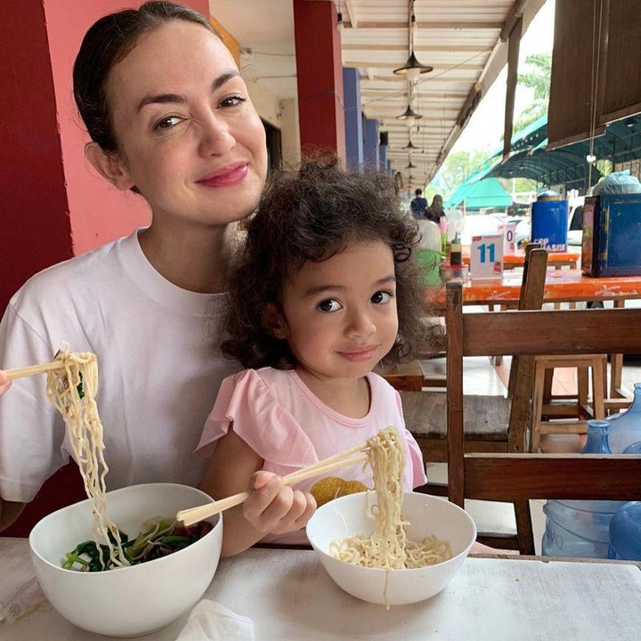 <p>Menilik dari laman Instagram-nya, Rianti kerap mengunggah momen kebersamaannya bareng Si Kecil. Keduanya sering menghabiskan waktu untuk berlibur dan bermain bersama, lho. (Foto: Instagram: @riantic)</p>