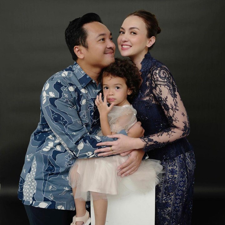 <p>Rianti Cartwright menikah dengan Cassanova Alfonso pada tahun 2010. 9 tahun menikah, Rianti memutuskan menjalani program bayi tabung dan dikaruniai seorang putri. (Foto: Instagram: @riantic)</p>