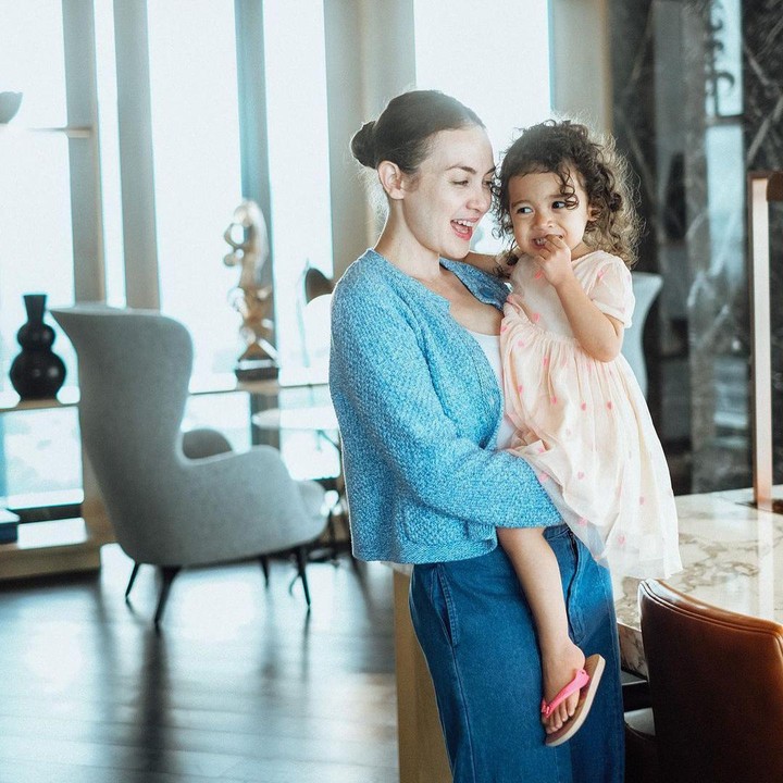 <p>"Duh gemas, sudah makin besar saja nih ponakan <em>online</em>. Sehat-sehat terus ya, cantik," tutur seorang netizen. "Cara Rose kamu sangat cantik. Tetap sehat, bahagia selalu, Tuhan memberkati," ujar netizen lainnya. (Foto: Instagram: @riantic)</p>