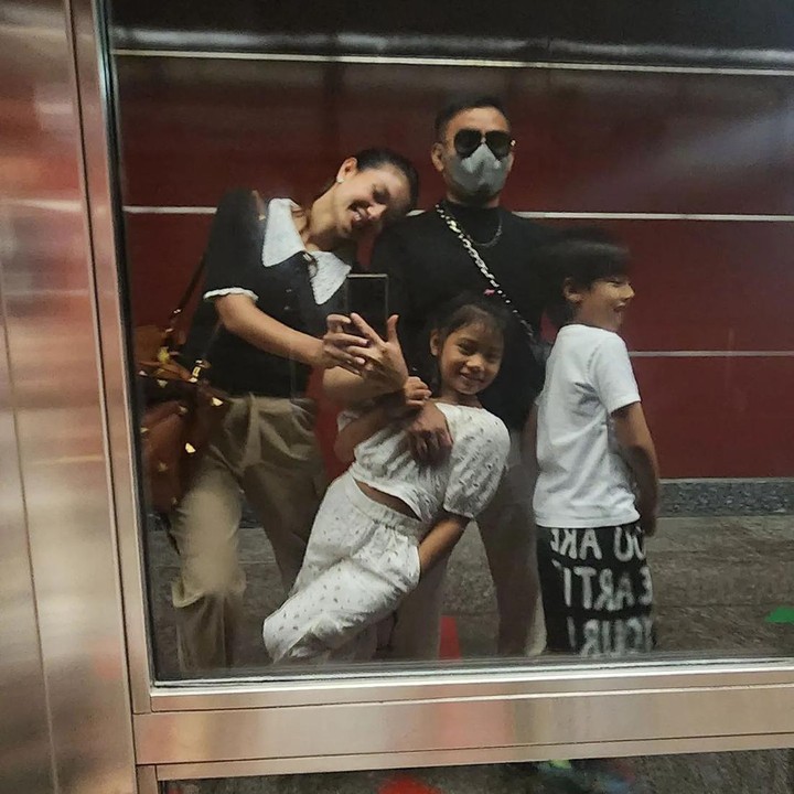<p>Di sela-sela kesibukan, Duma Riris kerap menghabiskan quality time bersama suami dan anak-anak. Mereka selalu terlihat kompak saat berlibur ya, Bunda? (Foto: Instagram @duma_riris)</p>