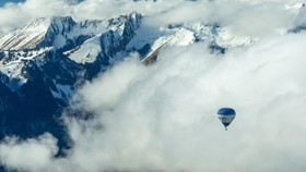 FOTO: Warna-warni Balon Udara Hiasi Pegunungan Alpen Swiss
