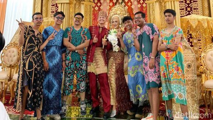 Foto Fajar dan teman-temannya mengenakan daster saat menghadiri acara pernikahan sahabatnya. Foto Fajar dan teman-temannya mengenakan daster saat menghadiri acara pernikahan sahabatnya.