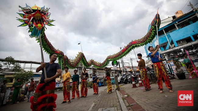 FOTO: Gerak Lincah Pemain Barongsai Berlatih untuk Imlek