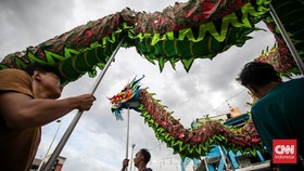 FOTO: Gerak Lincah Pemain Barongsai Berlatih untuk Imlek