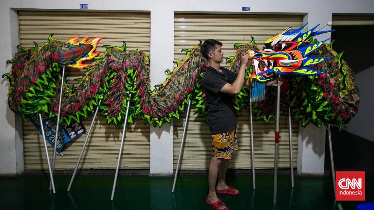 FOTO: Gerak Lincah Pemain Barongsai Berlatih untuk Imlek
