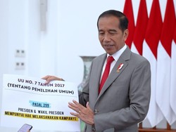 Penjelasan Jokowi soal Presiden Kampanye, Aturan Di-print di Kertas Besar