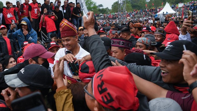 Ganjar mengaku sudah memprediksi kontroversi pembagian bansos, karena kerap dimanfaatkan para pejabat untuk mengampanyekan diri atau salah satu paslon.