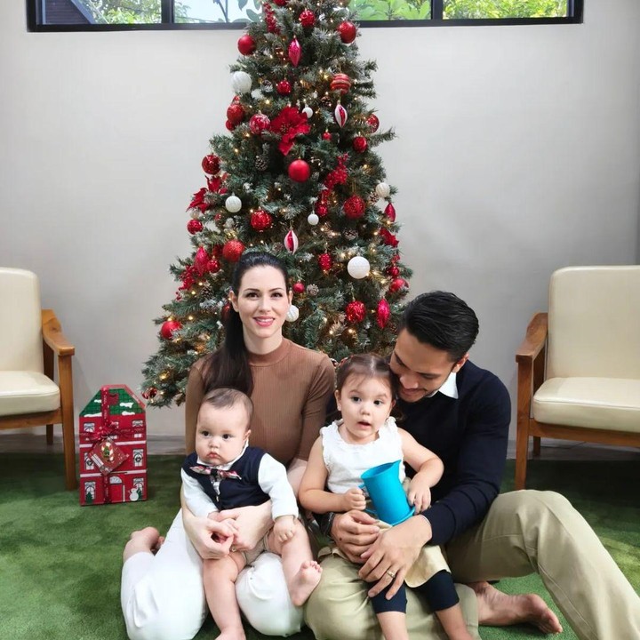 <p>Melalui kolom komentar, netizen berdoa agar mereka selalu menjalani kehidupan bahagia bersama. "Wahhh<em> happy 5thn Anniversary</em> Randychelseapangalila. Semoga berbahagia selalu di samping anak² tersayang Blair and Asher," ujar akun @siti****. (Foto: Instagram @randpunk)</p>