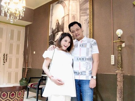 Hamil Trimester 3 di Usia 42 Th, Intip 5 Potret Kiki Amalia & Suami Staycation di Bogor