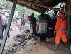 Rumah Warga Tulungagung Tertimpa Longsor 9 Meter