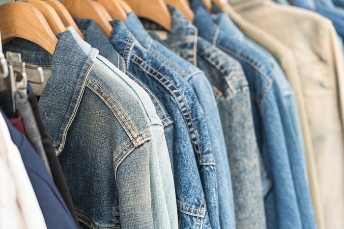 Tips Mudah Mengeringkan Pakaian Jeans saat Musim Hujan