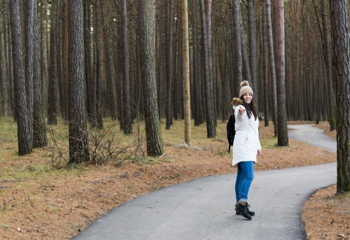Perempuan di tengah hutan