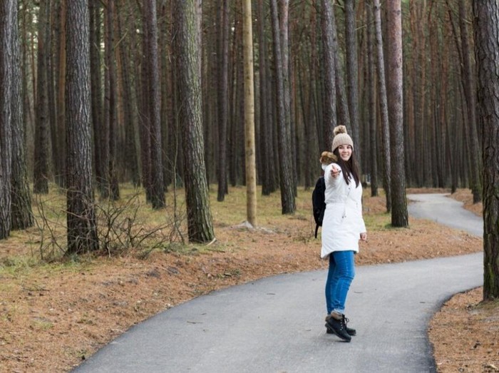 Perempuan di tengah hutan