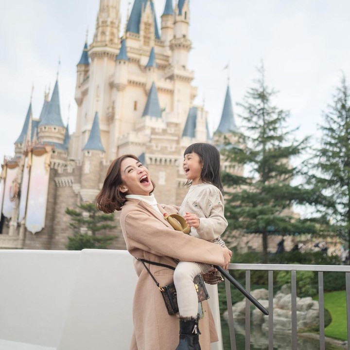 <p>Chelsea melahirkan anak pertamanya yang berjenis kelamin perempuan pada 9 September 2016. Gadis cantik yang kini berusia 6 tahun itu diberi nama Nastusha Olivia Alinskie. (Foto: instagram: @glennalinskie)</p>