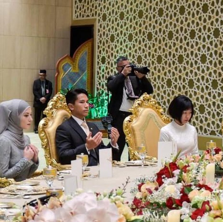 <p>Dalam potret-potret yang Bubun rangkum, penampilan Anisha terlihat berbeda dari sebelumnya. Kini ia tampil semakin cantik dengan hijab. (Foto: Pelita Brunei)<br /><br /><br /></p>