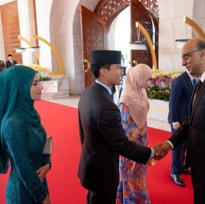 <p>Di setiap momen yang terabadikan pula, Anisha tak pernah terlihat jauh dari Pangeran Mateen. Sejoli ini selalu tampil berdampingan, Bunda. (Foto: dok. Instagram @tmski)</p>