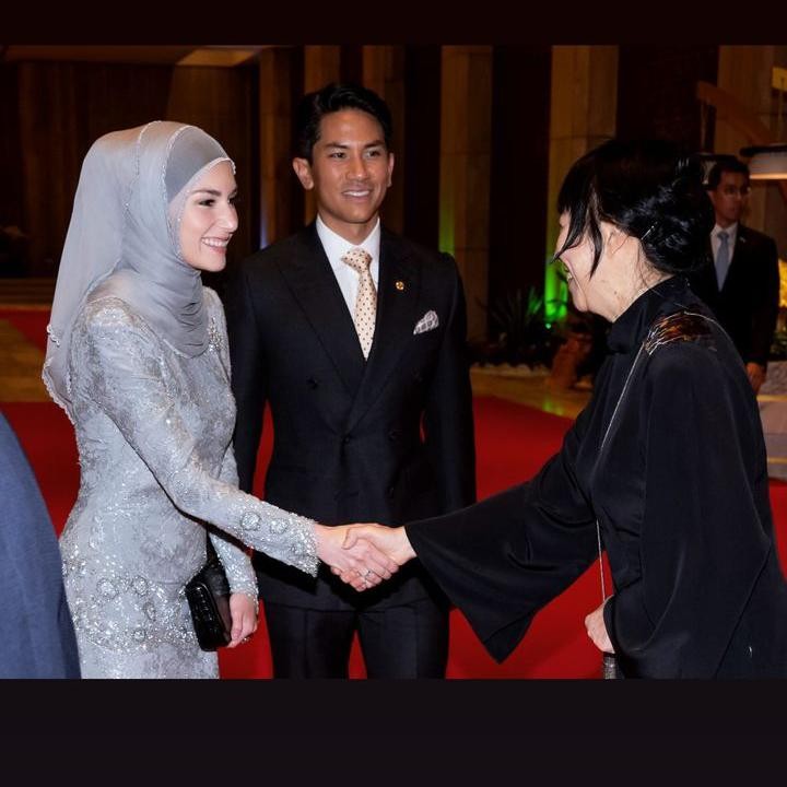 <p>Dalam acara resmi kenegaraan tersebut, Anisha Rosnah tampak ikut hadir untuk mendampingi sang suami yang menemui tokoh dari beberapa negara. (Foto: dok. Instagram @tmski)</p>