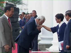 PM Timor Leste Xanana Cium Tangan Menlu Retno Marsudi di Istana Bogor
