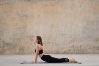 4 Pose Yoga Yang Bisa Atasi Sakit Punggung, Tertarik Mencoba?