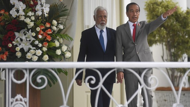Presiden Joko Widodo (Jokowi) menerima kunjungan resmi Perdana Menteri Timor Leste Xanana Gusmao di Istana Kepresidenan Bogor, Jawa Barat, Jumat (26/1).