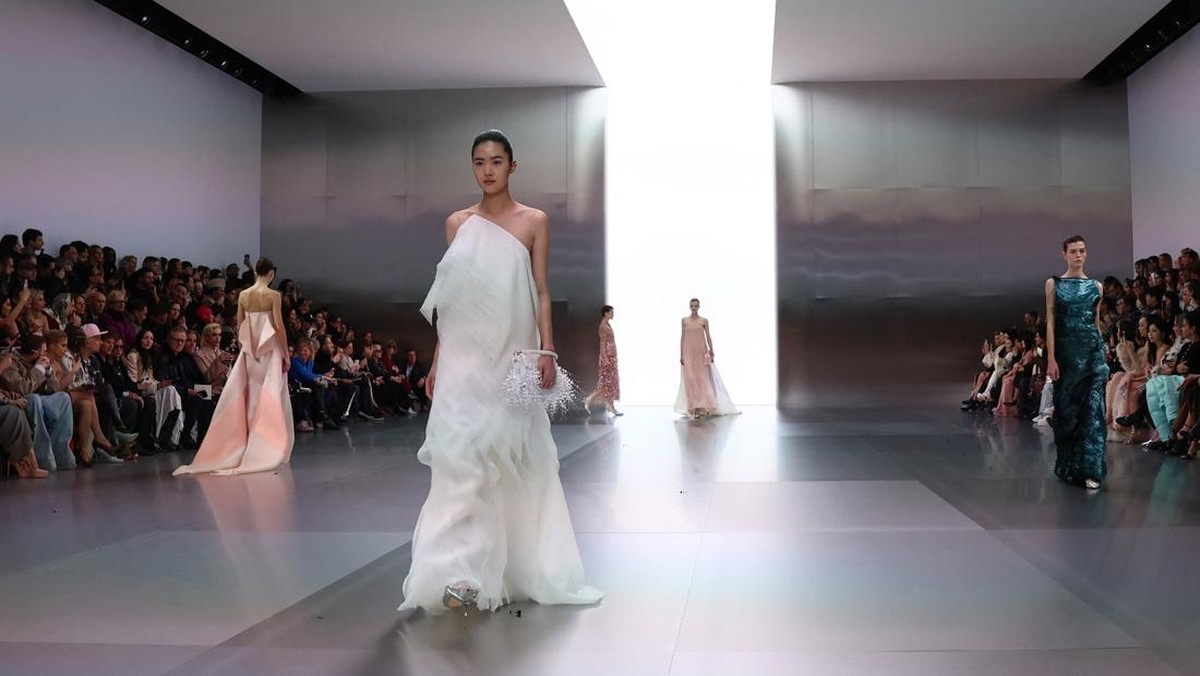 FOTO: Sisi Minimalis dalam Koleksi Haute Couture Fendi