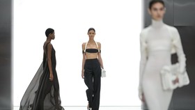 FOTO: Sisi Minimalis dalam Koleksi Haute Couture Fendi