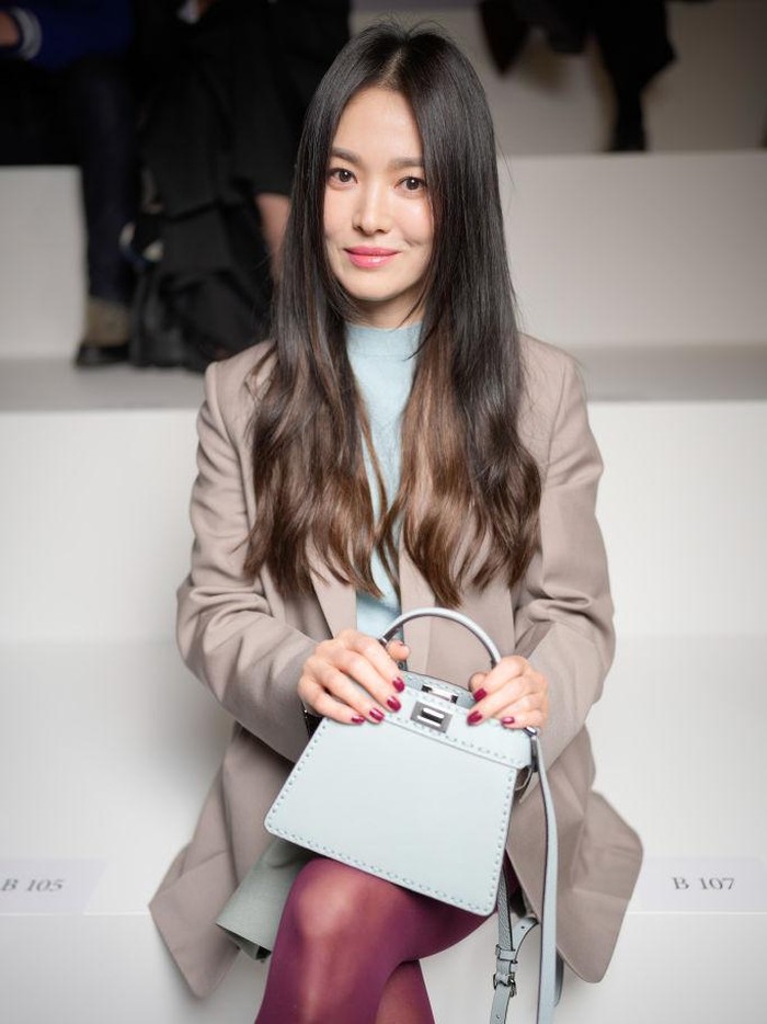 Showing off her charming and alluring style, Song Hye Kyo wore an outfit from the Fendi SS24 collection as well as the iconic Fendi Peekaboo bag./ Photo: WWD via Getty Images/WWD