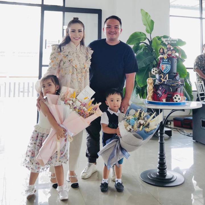 <p>Meski dikenal sebagai pengusaha kaya rasa, suami Momo dikenal sebagai sosok yang sederhana. Pria tersebut juga cukup jarang tersorot publik, Bunda. (Foto: Instagram @therealmomogeisha)<br /><br /><br /></p>