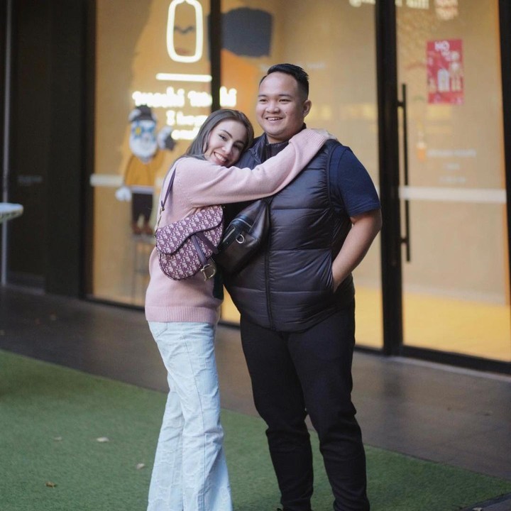 <p>Meski jarang tersorot, Momo kerap membagikan potret-potret bersama sang suami di akun Instagramnya. Ia selalu menunjukkan dan melibatkan sang suami di berbagai acara. (Foto: Instagram @therealmomogeisha)<br /><br /><br /></p>