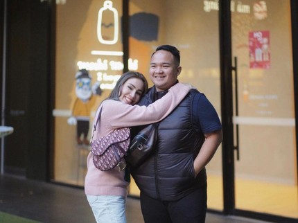 7 Potret Mesra Momo Eks Geisha dan Suami Pengusaha Tajir yang Jarang Tersorot