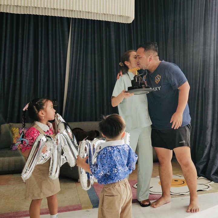 <p>Salah satunya saat Momo dan anak-anak merayakan ulang tahun Nicola Reza nih, Bunda. Mereka membuat konten dan membagikannya di kanal YouTube. "Perayaan bday papa caca @nicolarezas23 dr pagi ketemu pagi lagi sudah tayang di youtube. Dari dangdutan sampai private party until drop," tulisnya di caption. Kita doakan, semoga keluarga mereka selalu bahagia bersama, ya. (Foto: Instagram @therealmomogeisha)</p>