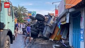 VIDEO: Truk Crane Hantam Rumah di Brebes, 2 Orang Tewas