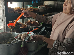 Warung Makan di Semarang Sejak 1960 Ini Jual Koyor Torpedo hingga Mata Sapi!
