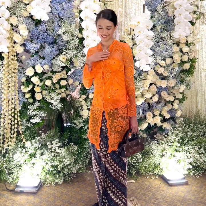 <p>Riasan rambut yang disanggul membuat aktris berusia 28 tahun ini terlihat semakin anggun. Ia juga melengkapi penampilannya dengan kalung, sepatu hak tinggi, dan <em>handbag</em> warna hitam. (Foto: Instagram @yukikt)</p>