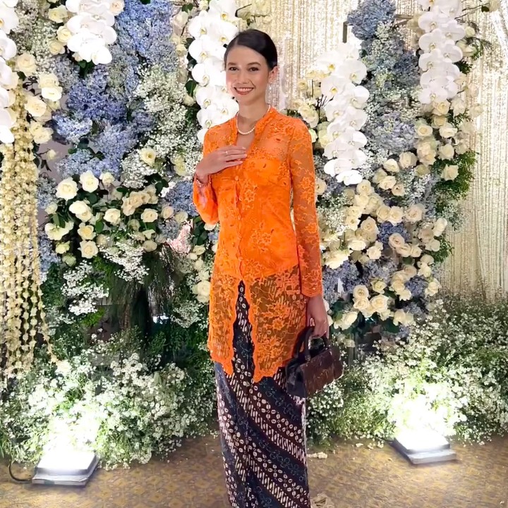 <p>Dalam foto yang diunggah, pemilik nama asli Yuki Anggraini Kato ini terlihat mengenakan setelan kebaya cantik. Ia mengatakan kebaya itu merupakan milik sang Bunda. <em>"Wore my mom’s Kebaya head to toe and its fits me perfectly! Haha! nice</em> (Mengenakan kebaya ibunda dari kepala sampai ujung kaki, benar-benar cocok untukku! Haha! Bagus!" tulis Yuki. (Foto: Instagram @yukikt)</p>