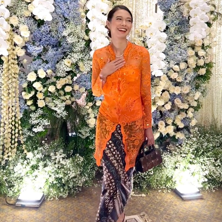 <p>Potret Yuki Kato yang berkebaya membuatnya dibanjiri komentar warganet. Banyak netizen yang mengira Yuki Kato lamaran. "Slide 1 kupikir yuki tunangan," kata akun @itsme.alias******. "Kirain tunangan, sampe kaget dan mikir ini waktunya gue nikah karena seumuran," komentar @ainrlr****. "Kageetttt kirain yuki mau siraman," ucap @rain_**** (Foto: Instagram @yukikt)</p>